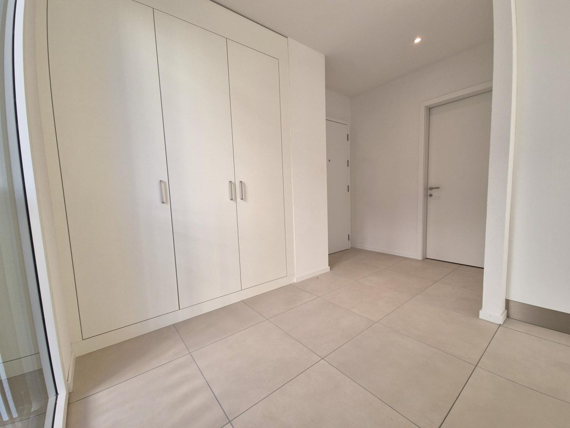 Moderner Eingangsbereich mit Einbauschrank
