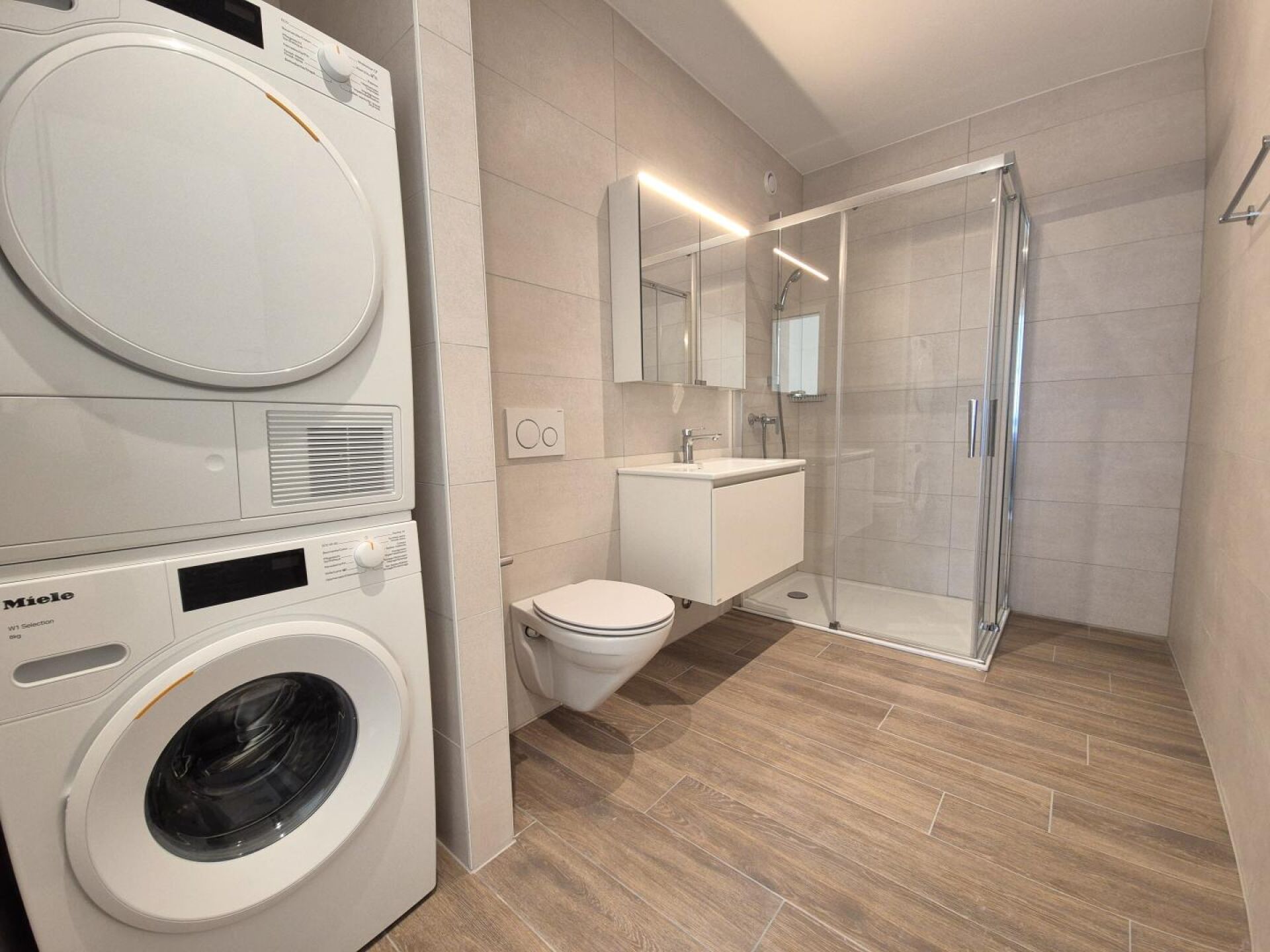 Modernes Badezimmer mit Waschturm
