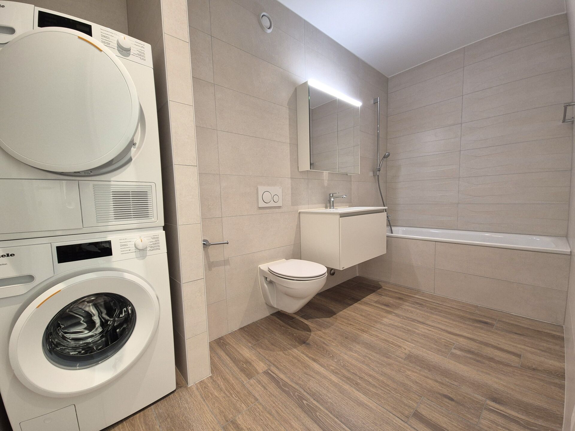 Modernes Badezimmer mit Hauswirtschaftsbereich