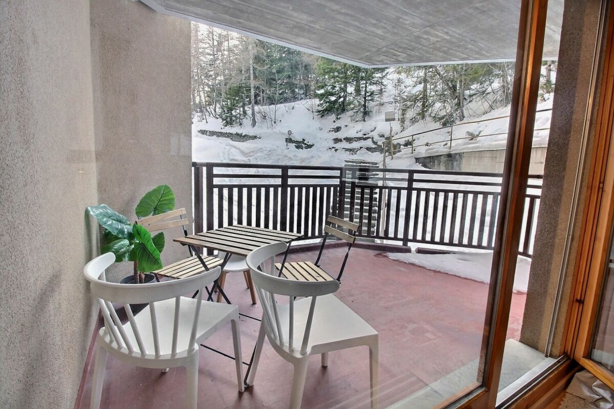 Überdachte Terrasse mit Winterblick