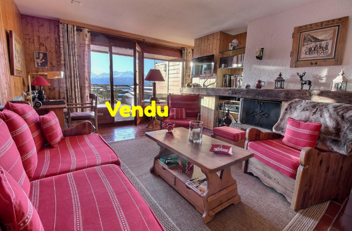 Wohnzimmer im Chalet-Stil mit Bergblick