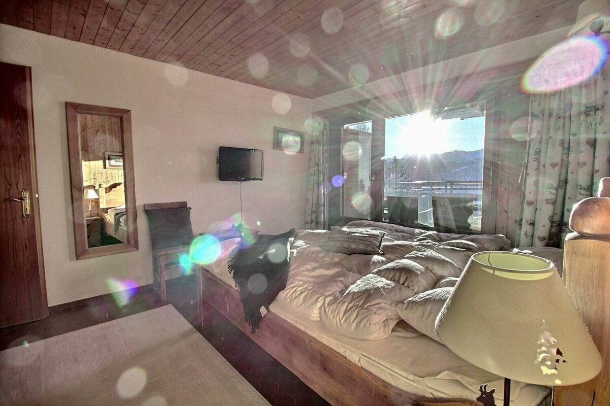 Helles Schlafzimmer mit Bergblick