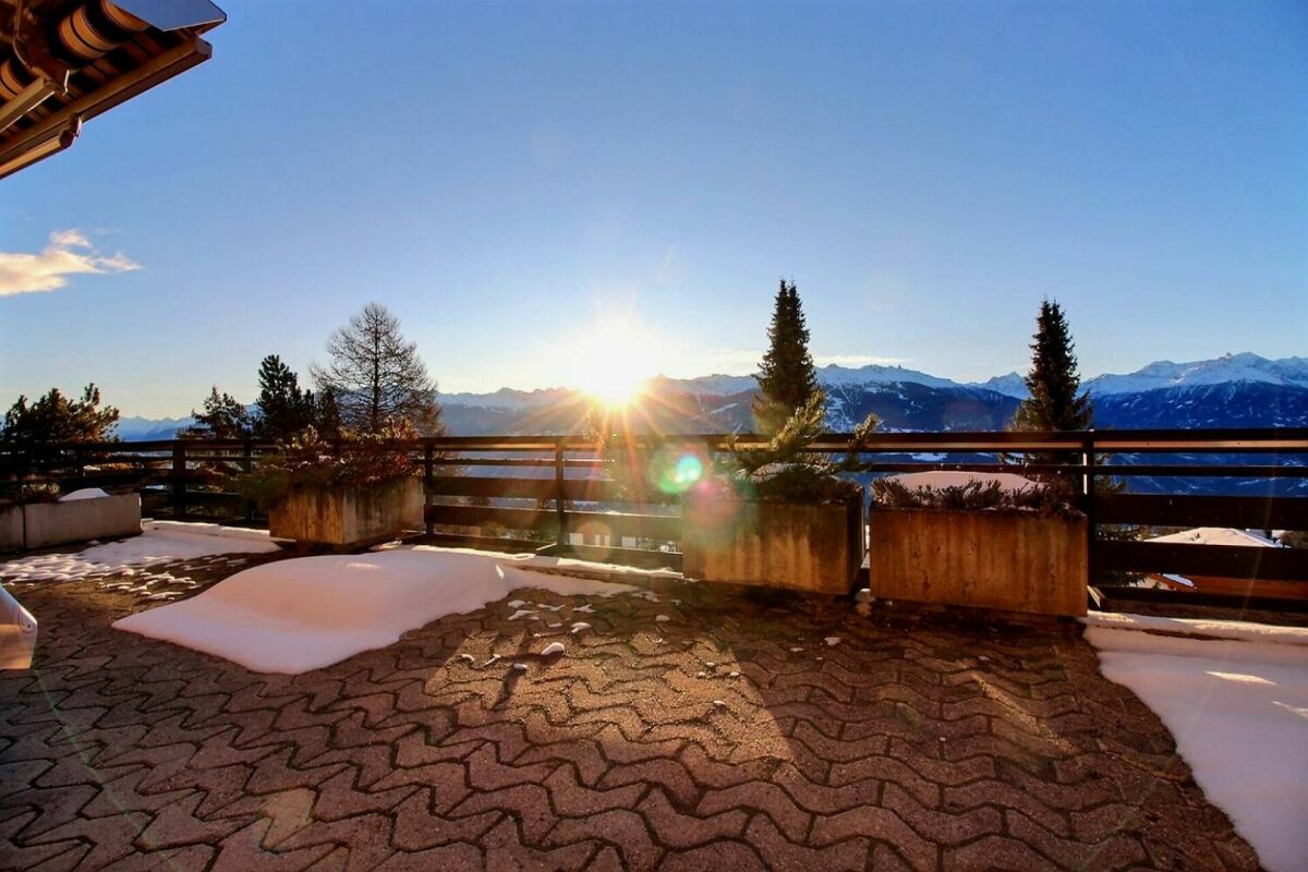 Terrasse mit Bergpanorama und Sonnenuntergang