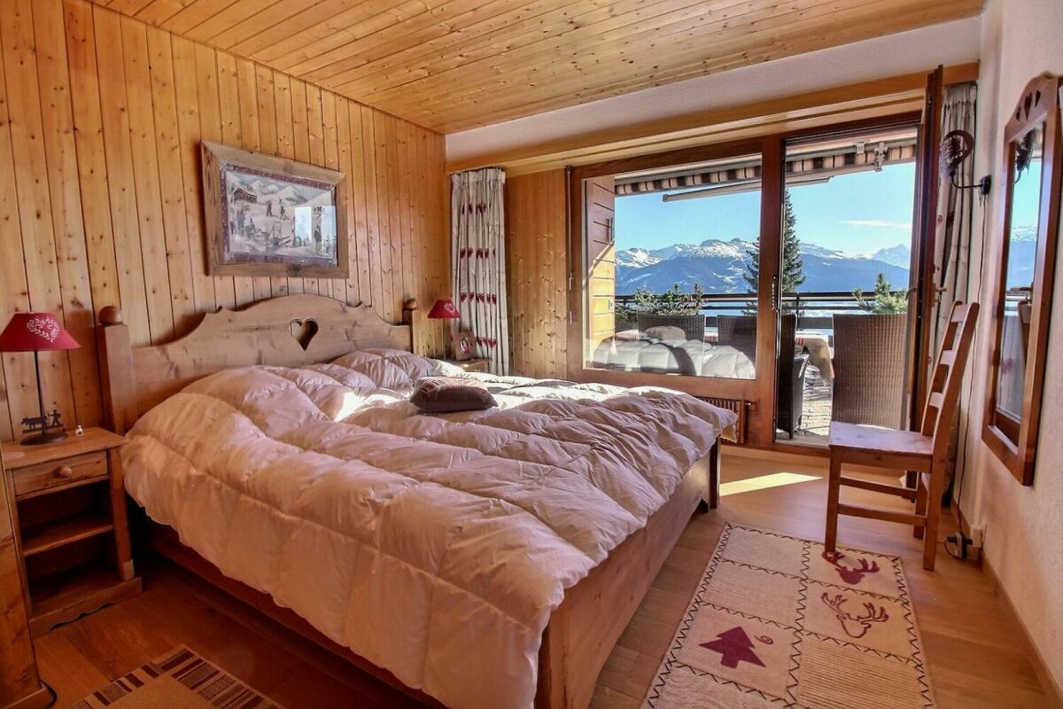 Gemütliches Schlafzimmer mit Alpenblick