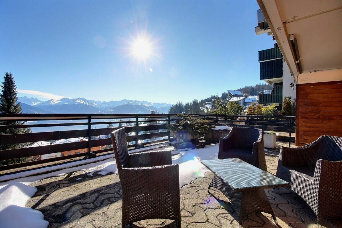 Balkon mit Bergblick und Schneeresten