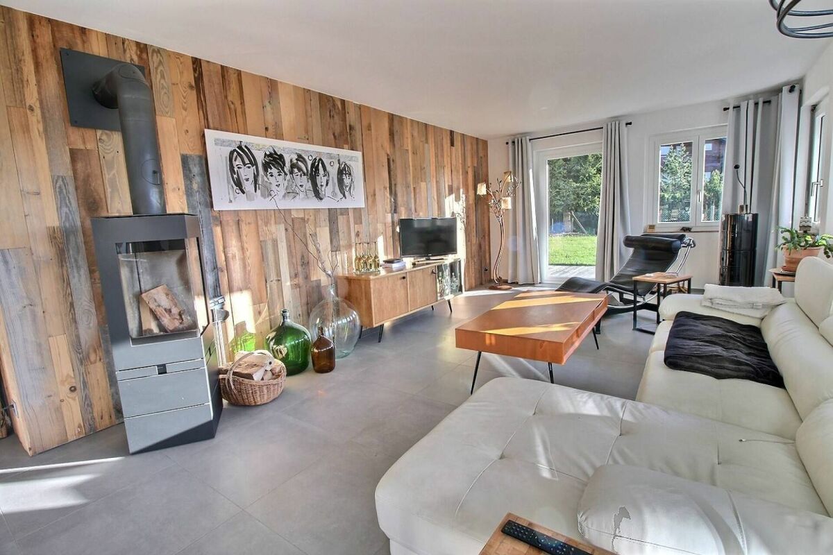 Wohnzimmer mit Holzoptik und Kaminofen