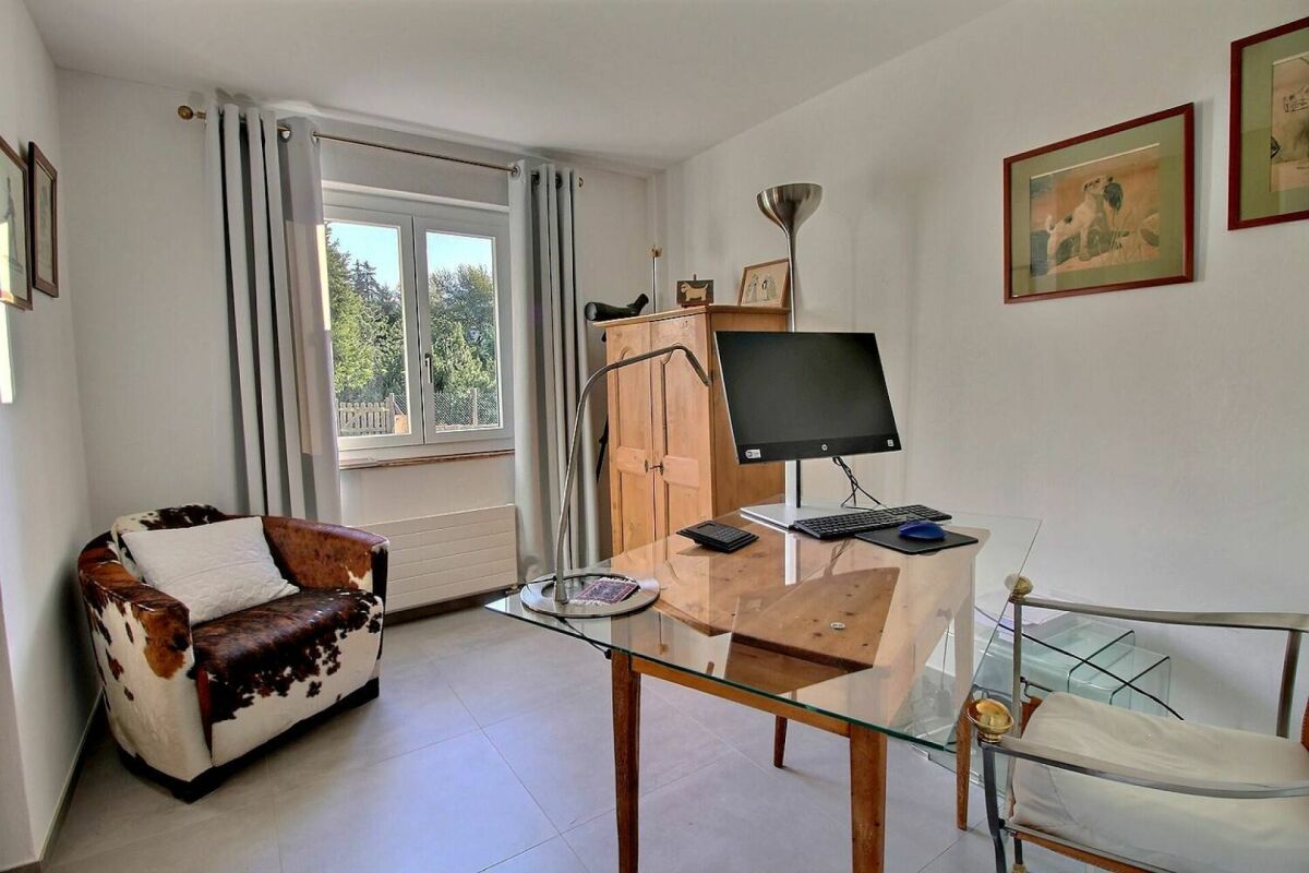 Büro mit Fenster und Glas-Schreibtisch