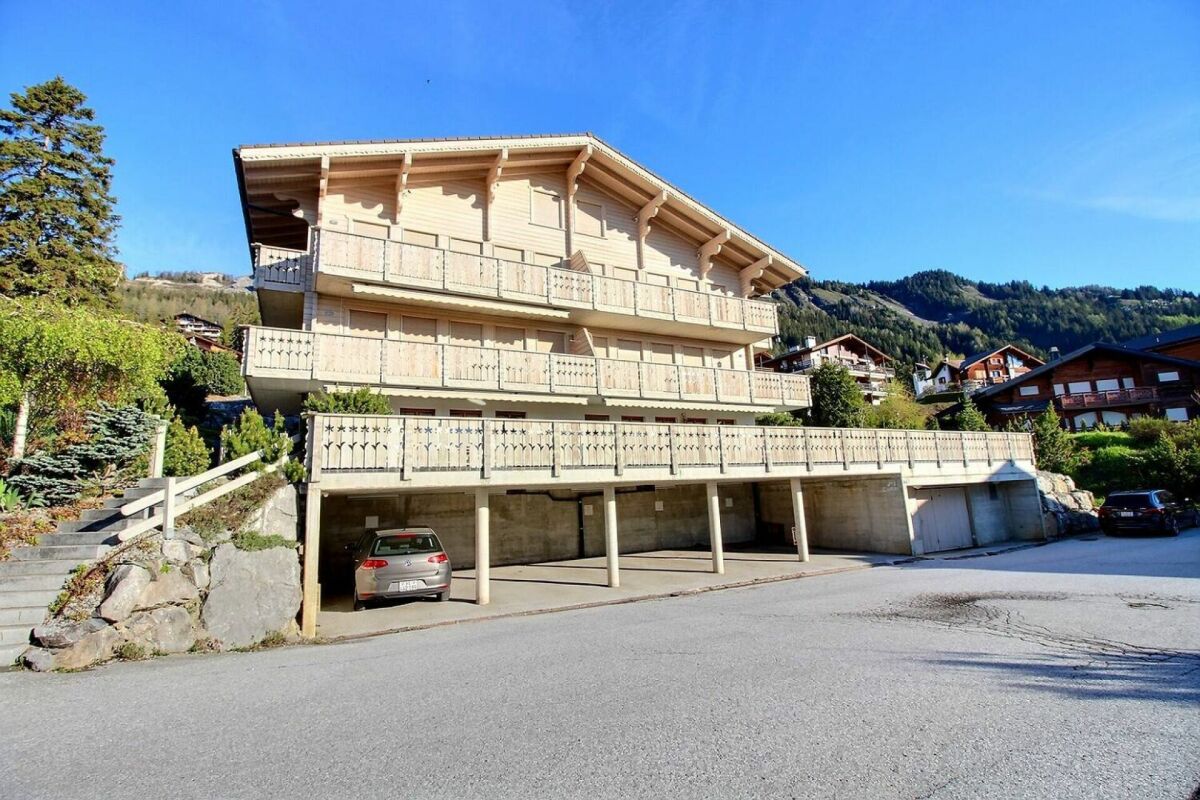 Alpines Mehrfamilienhaus mit Balkonreihen