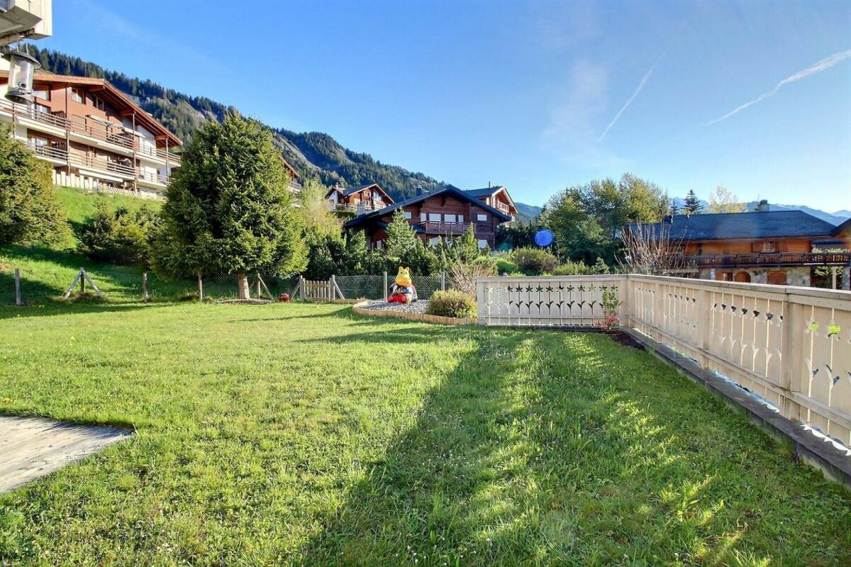 Großer Garten mit Bergblick
