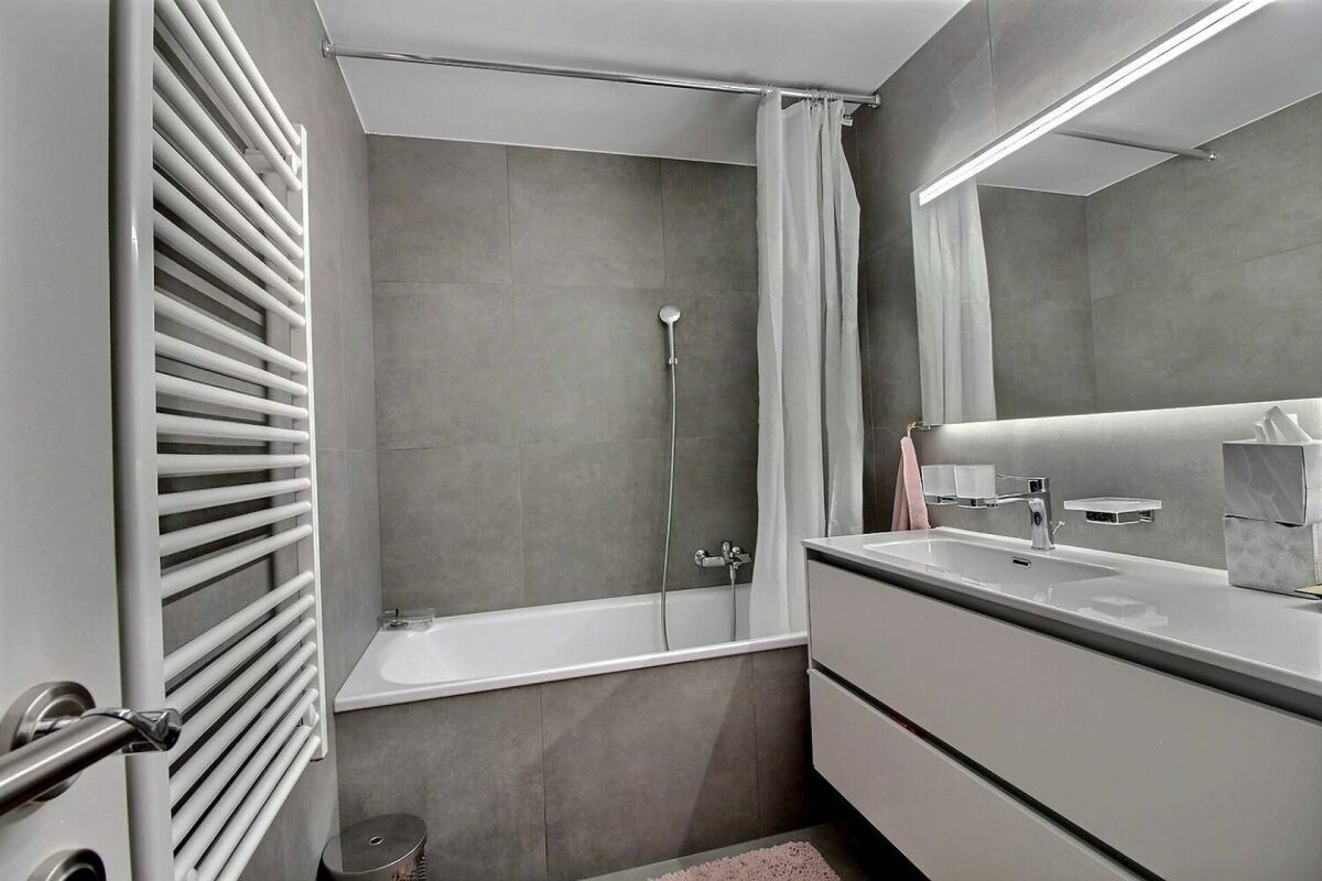 Modernes Badezimmer mit Wanne und Waschtisch