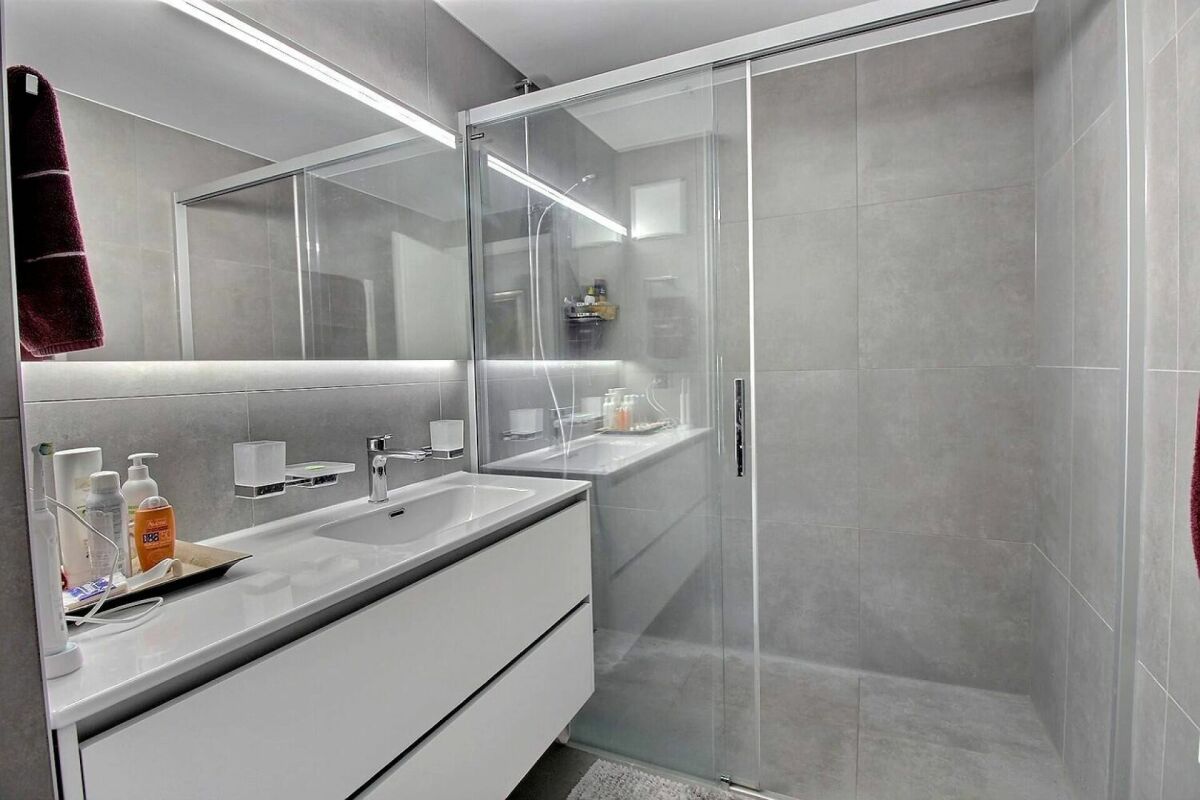 Modernes Badezimmer mit Walk-in-Dusche und Spiegelwaschtisch