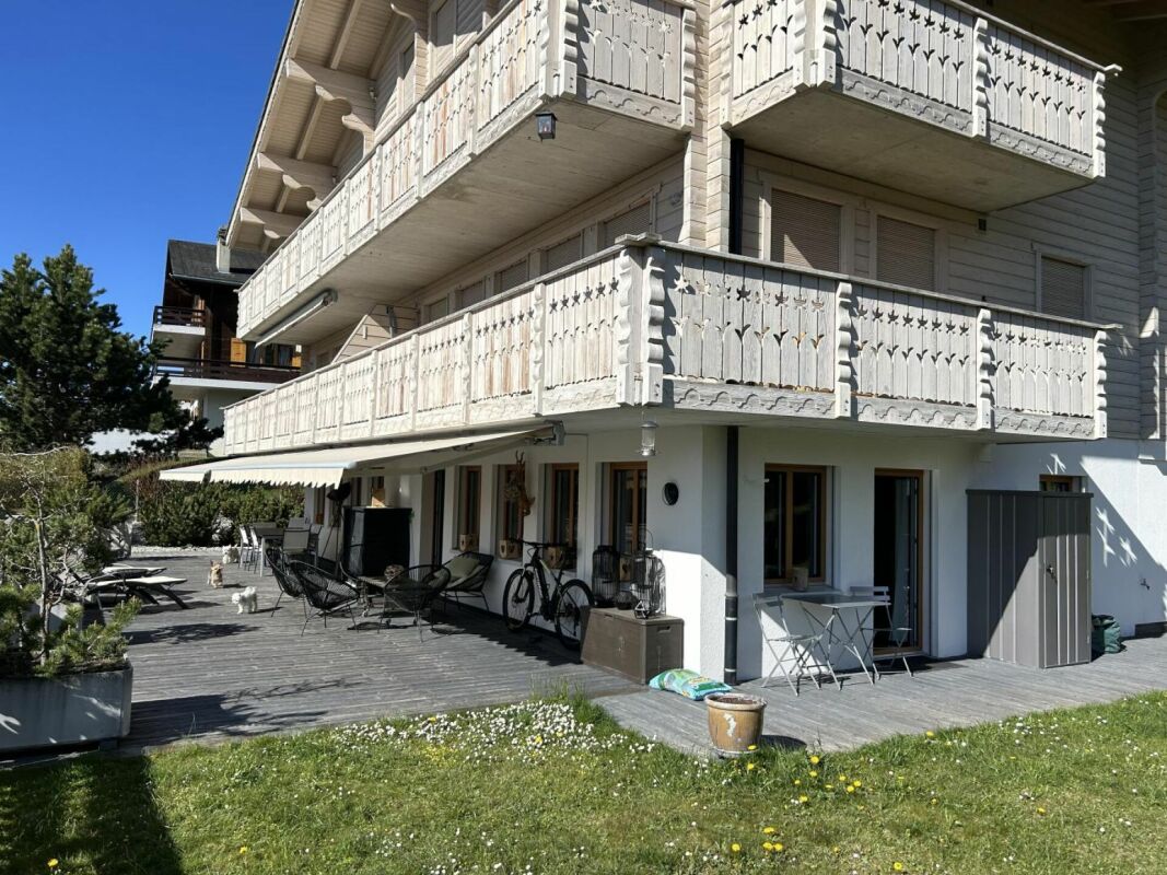 Balkon- und Terrassenansicht eines Mehrfamilienhauses