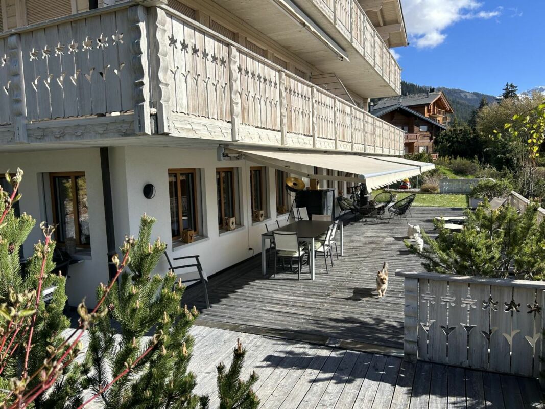 Balkonterrasse mit Bergblick