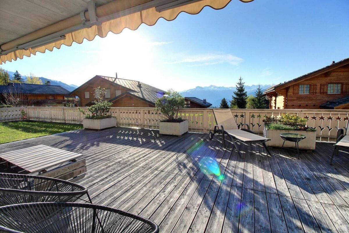 Sonnige Dachterrasse mit Bergblick