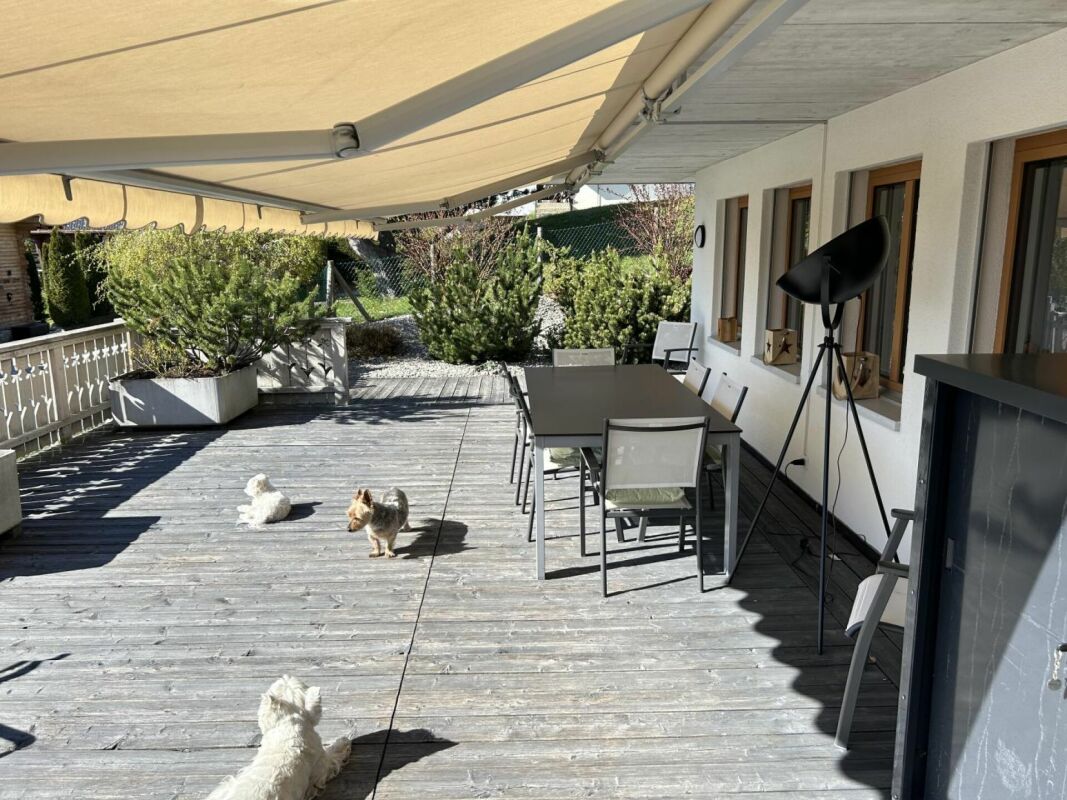 Terrasse mit Markise und Esstisch