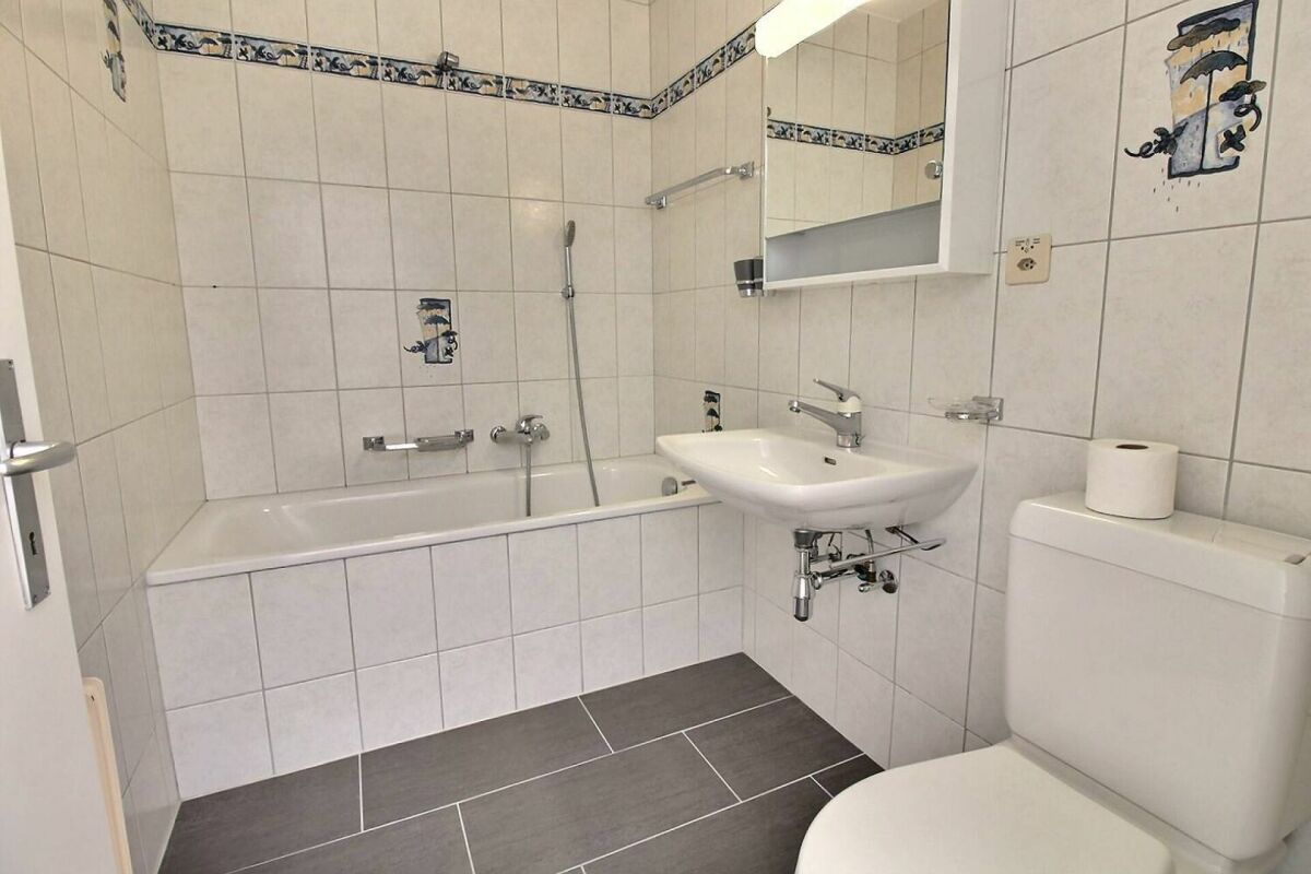 Badezimmer mit Wanne und WC