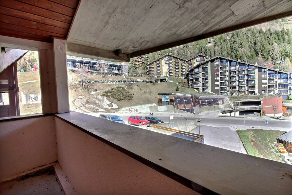 Blick von einem Balkon mit Berg- und Wohnsiedlungsblick