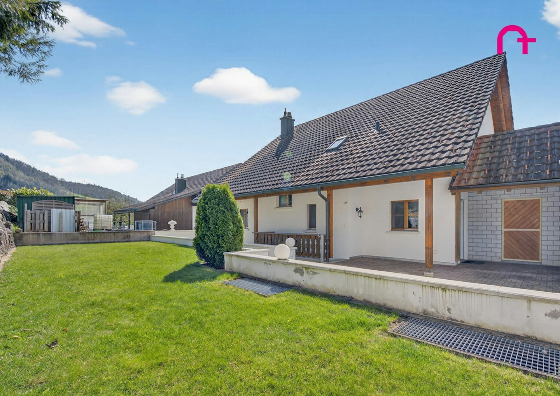 Außenansicht eines Hauses mit großem Garten