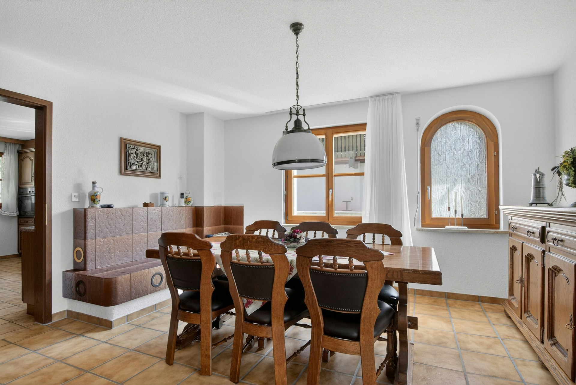 Esszimmer mit rustikalen Holzmöbeln