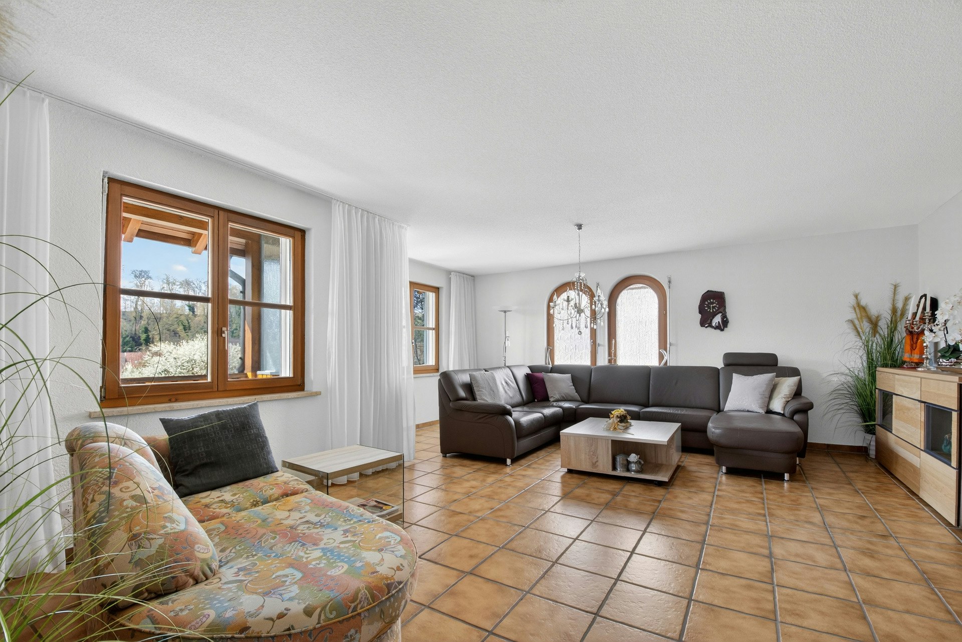 Helles Wohnzimmer mit Ecksofa