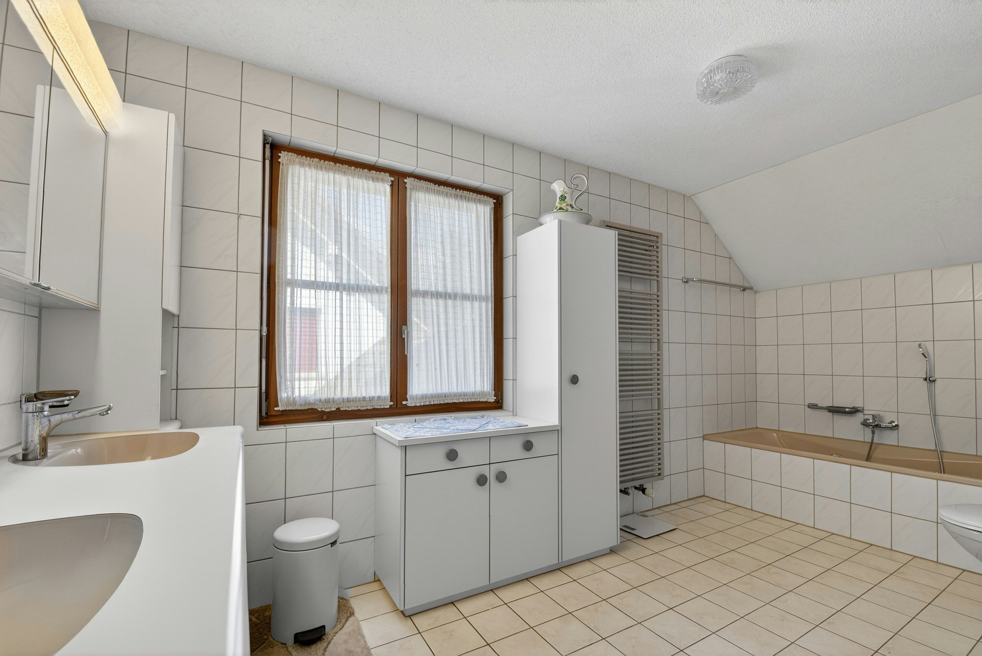 Badezimmer mit Wanne und Fenster