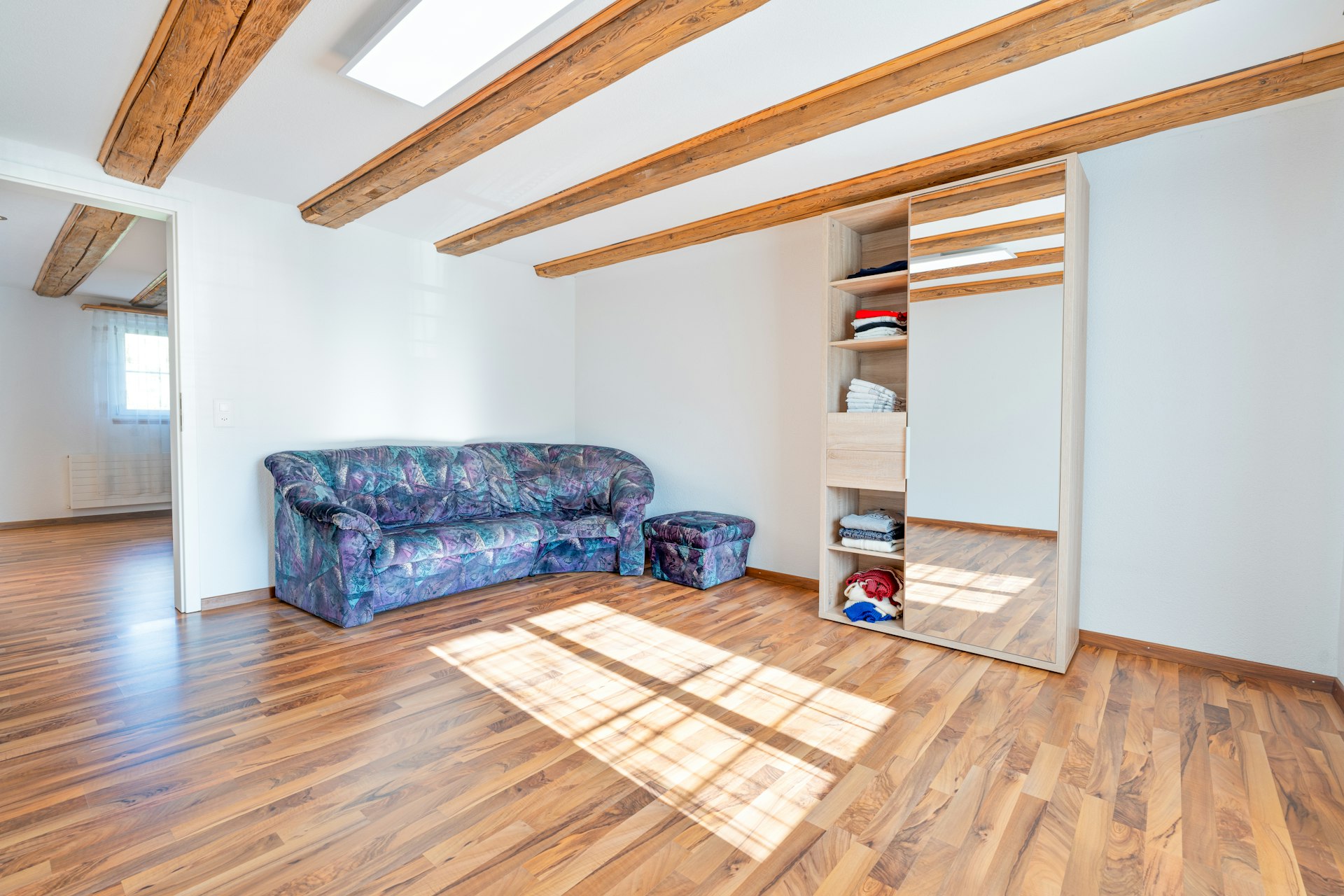Helles Dachgeschosszimmer mit Holzbalken