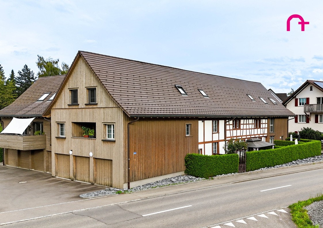 Ländliches Wohnhaus mit Holzfassade
