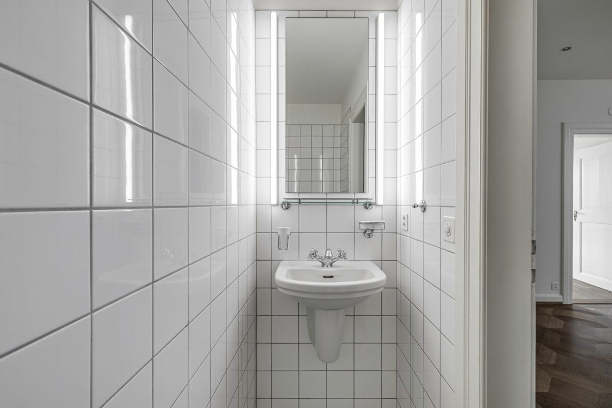 Gäste-WC mit schmalem Waschtisch