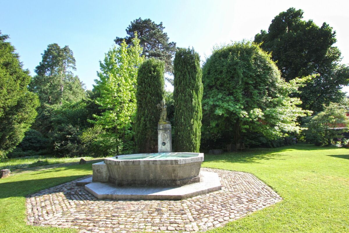 Garten mit steinernem Brunnen
