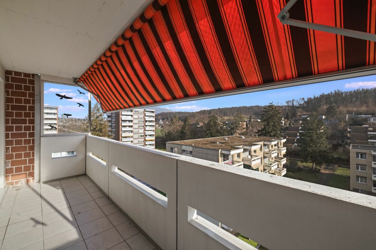 Balkon mit Markise und Weitblick