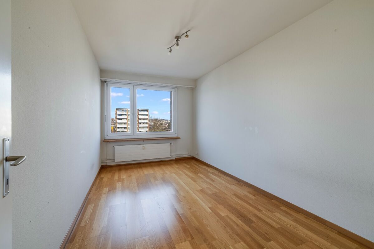 Leeres Zimmer mit Fensterblick