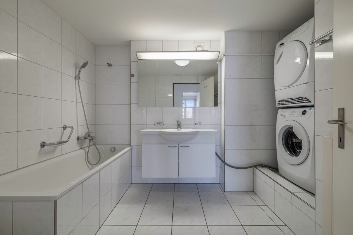 Modernes Badezimmer mit Waschmaschine und Trockner