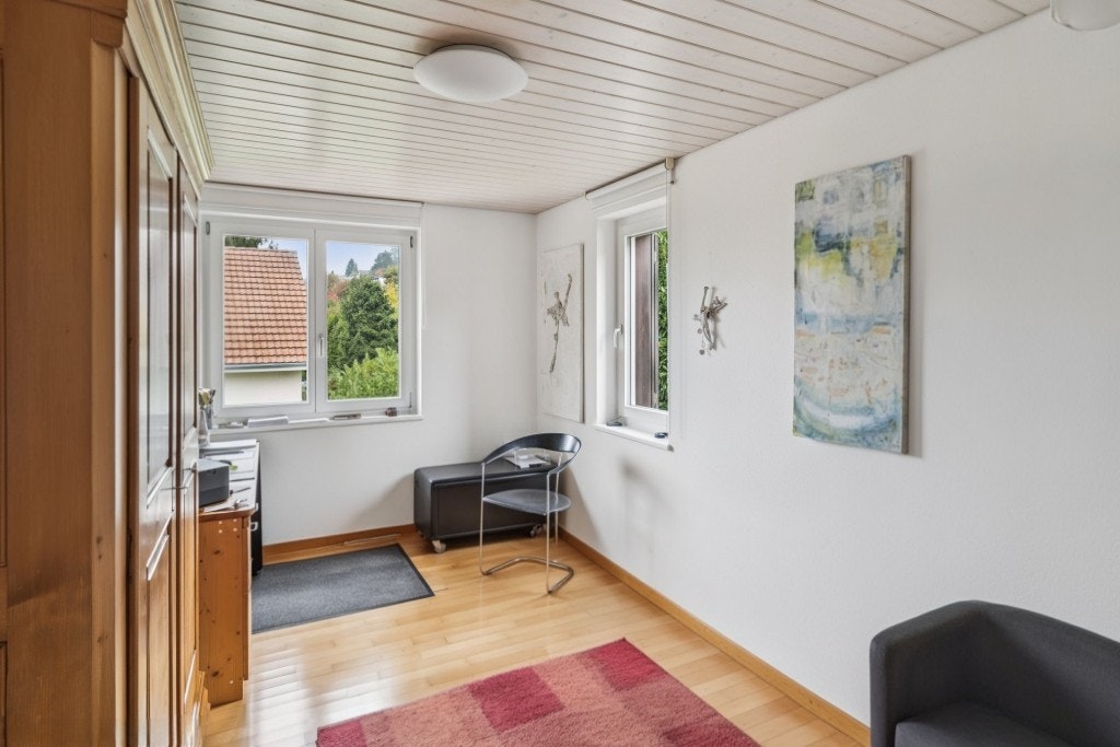 Helles Arbeitszimmer mit Holzfußboden