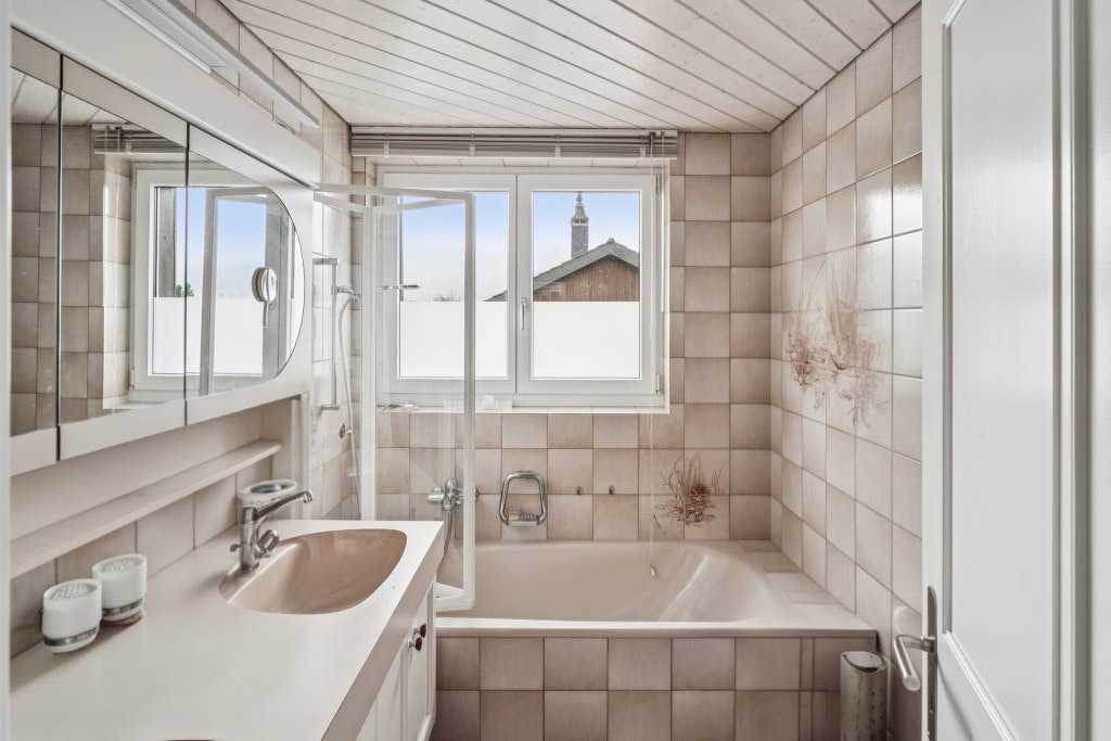 Badezimmer mit Badewanne und Fenster