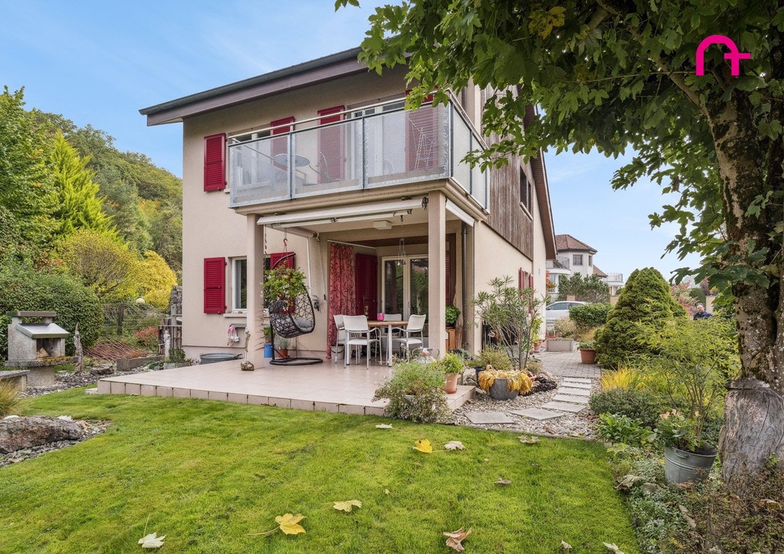 Haus mit Balkon und Garten