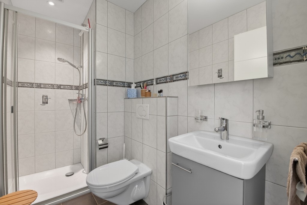 Modernes Bad mit Dusche und Waschtisch