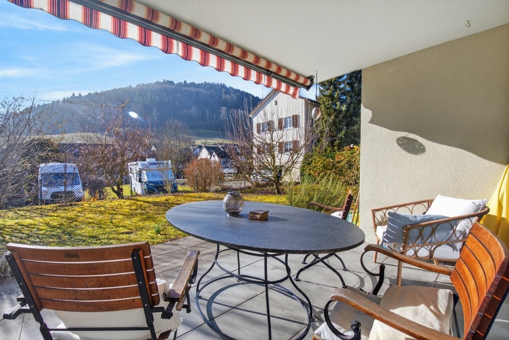 Überdachte Terrasse mit Bergblick