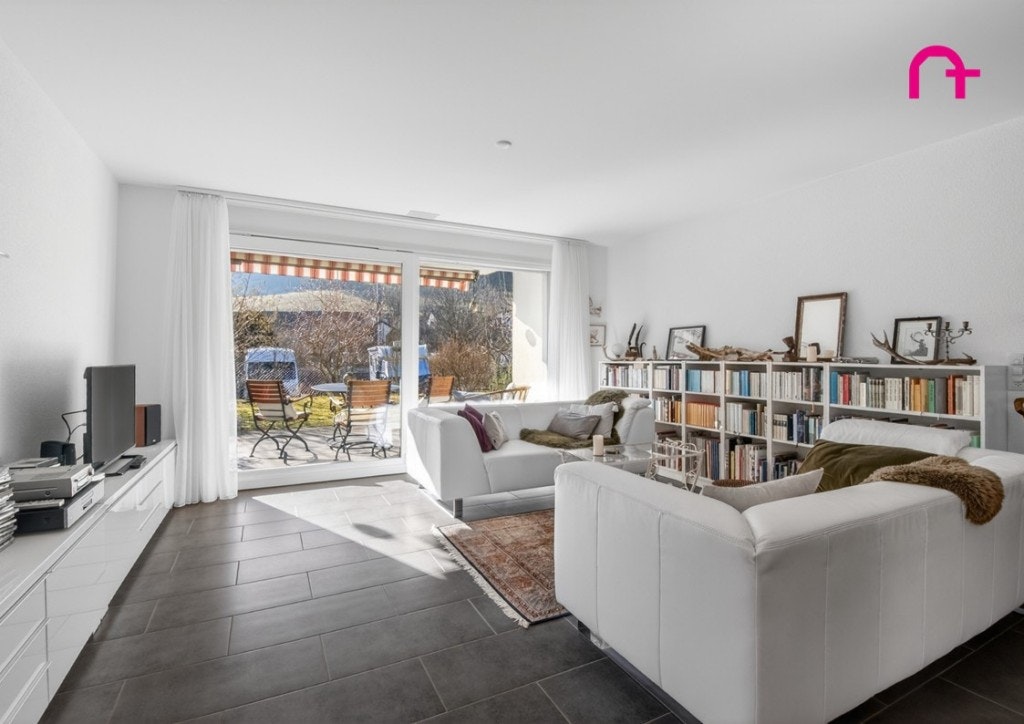 Helles Wohnzimmer mit Blick in den Garten