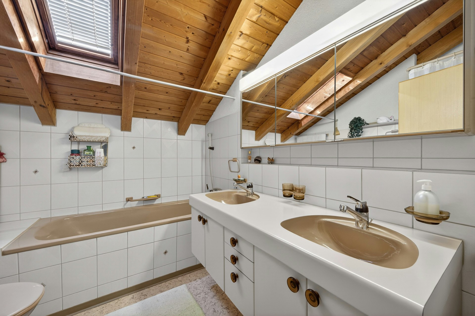 Dachgeschoss-Badezimmer mit Doppelwaschtisch