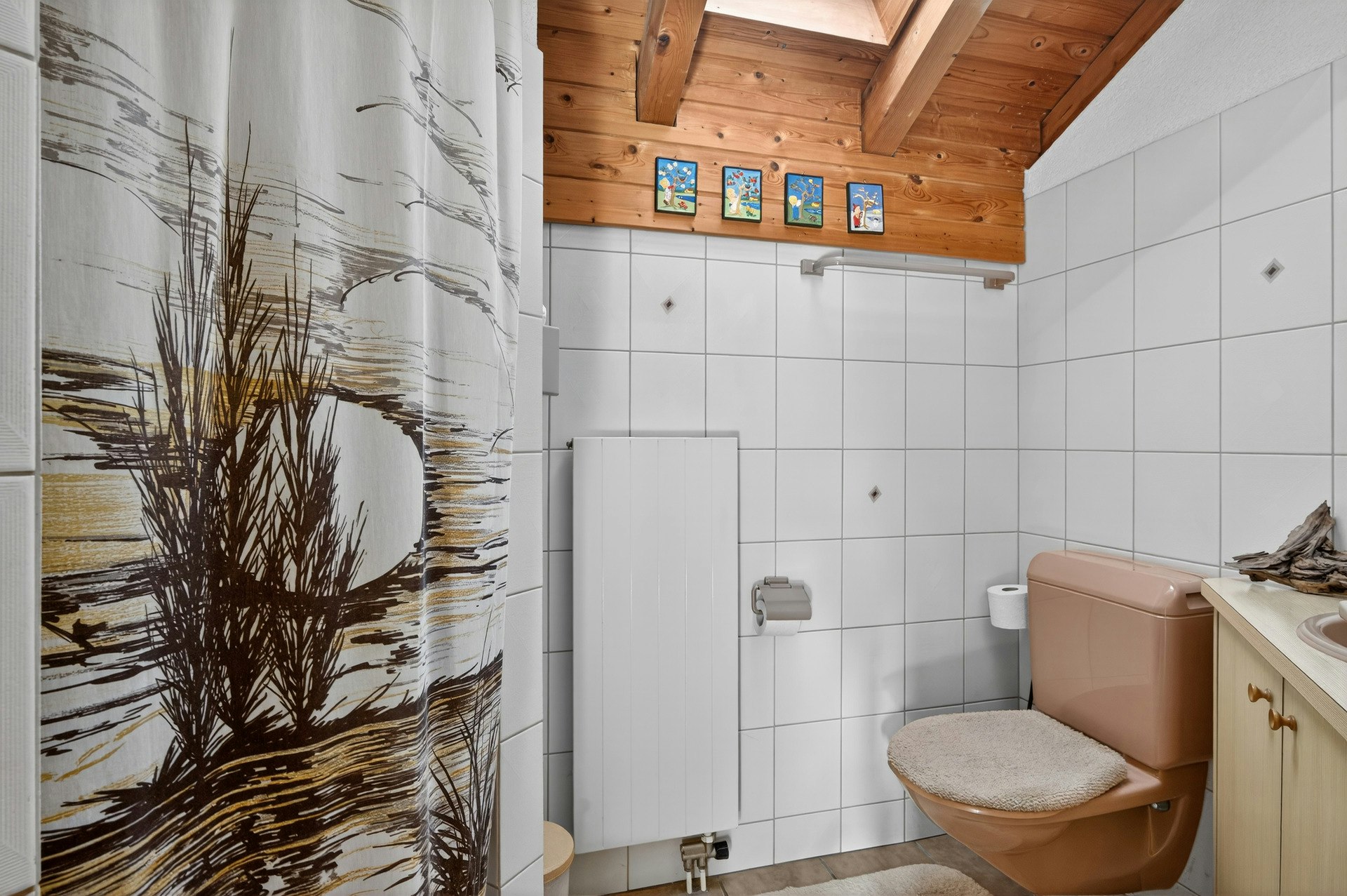 Rustikales Gäste-WC mit Holzdecke