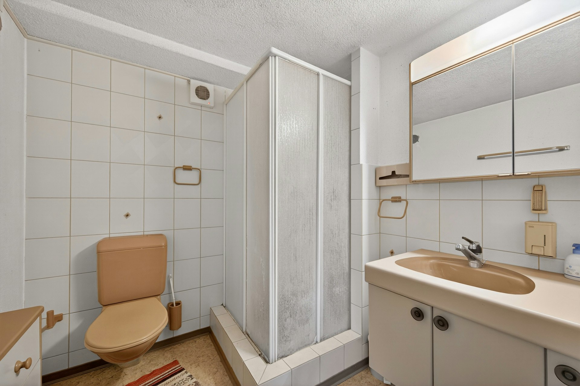 Retro-Badezimmer mit Dusche und Waschtisch