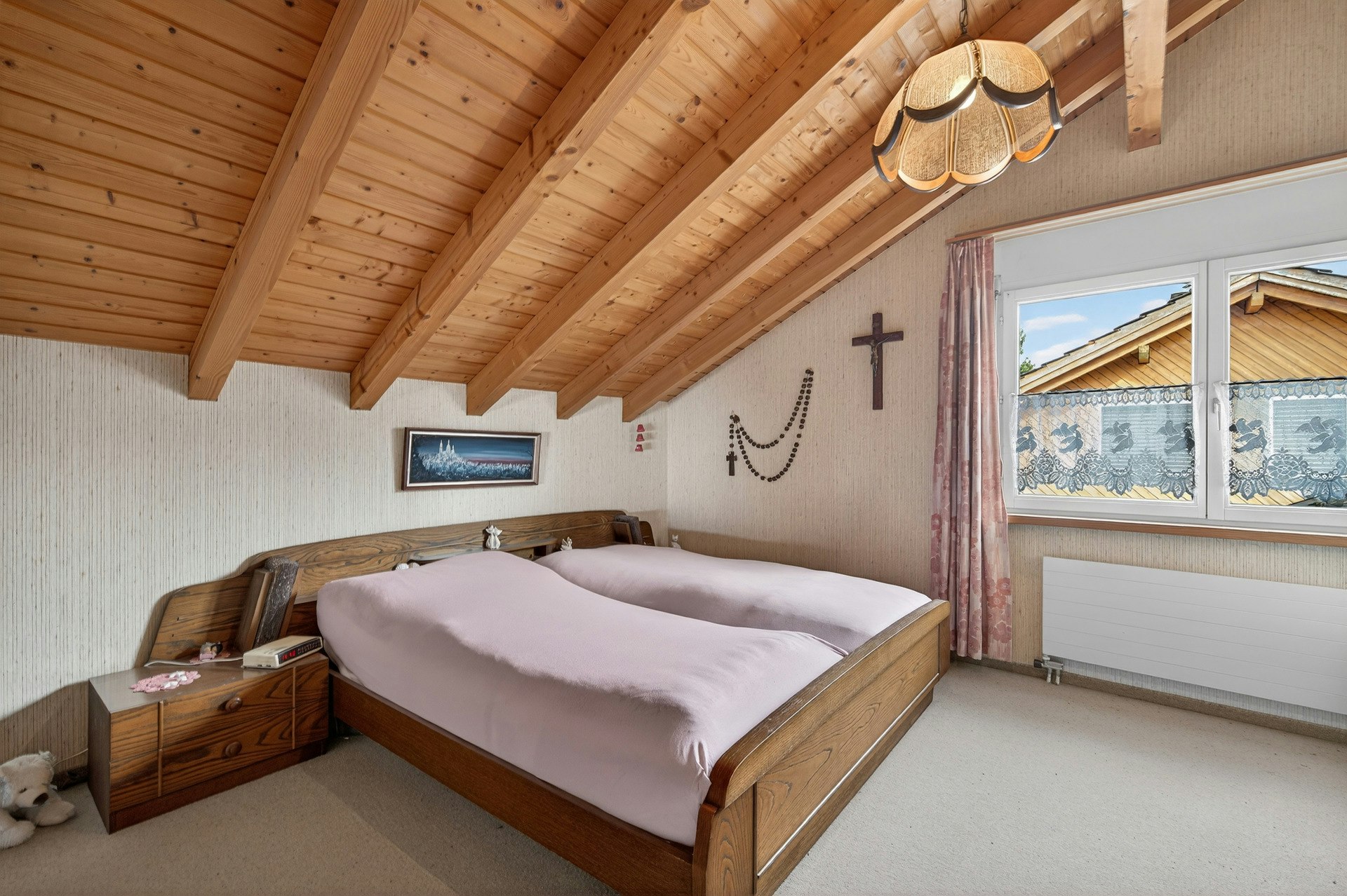 Rustikales Schlafzimmer mit Holzdecke