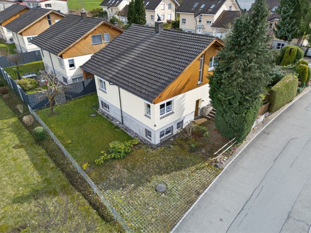 Luftaufnahme eines Einfamilienhauses mit Garten