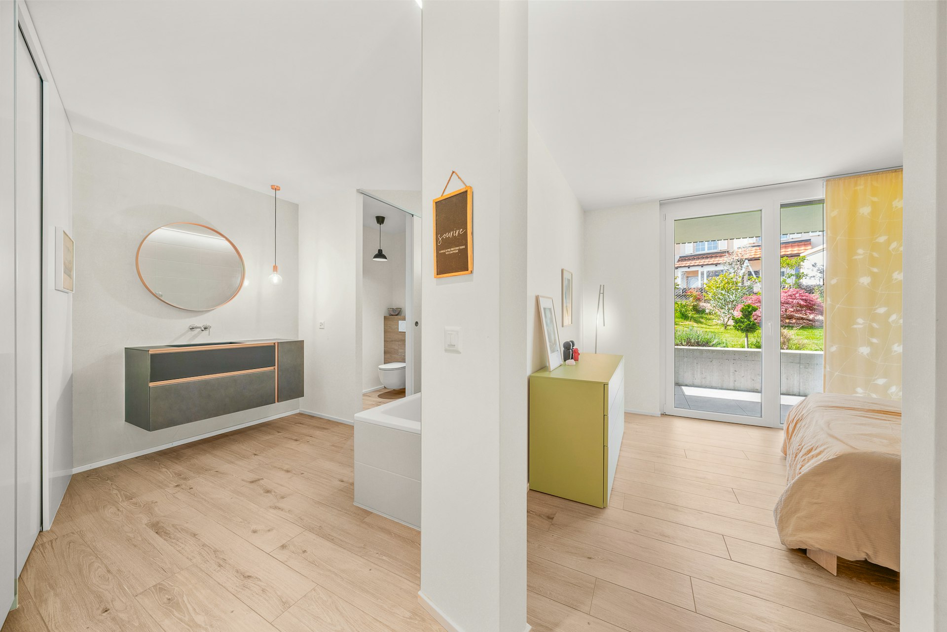 Helle, moderne Innenräume mit Schlafzimmer und Badbereich