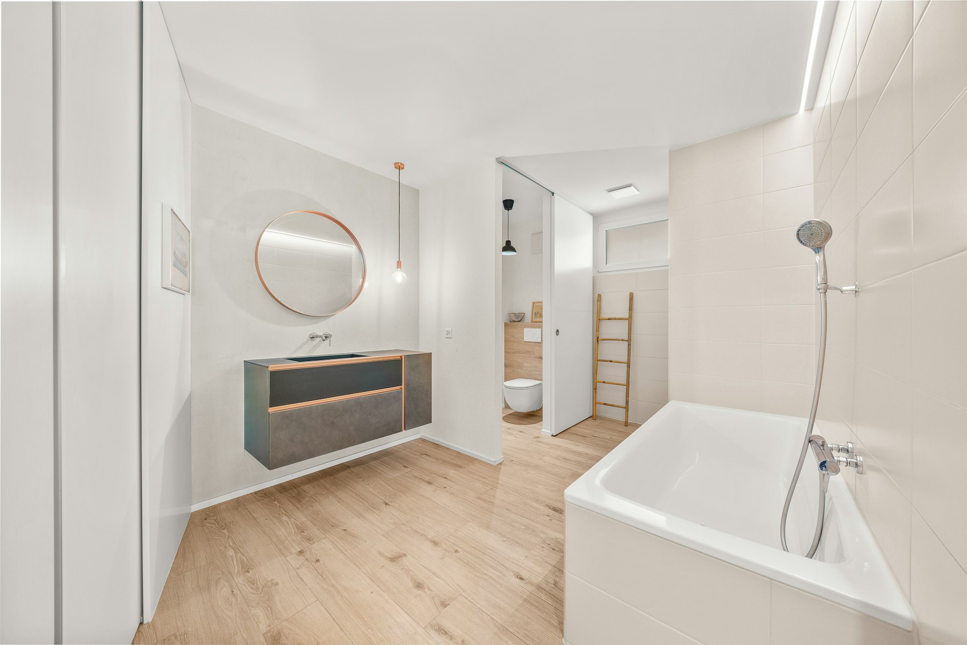 Modernes Badezimmer mit Badewanne und Waschtisch