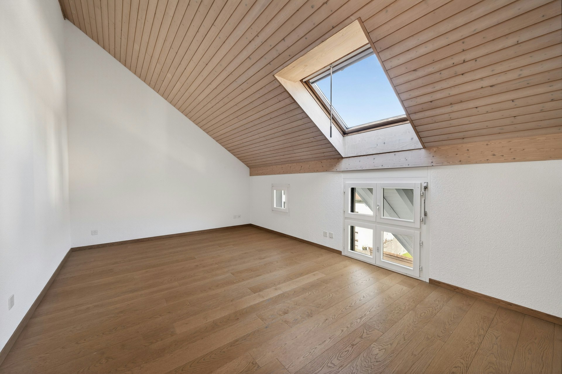 Heller Dachraum mit Holzdecke