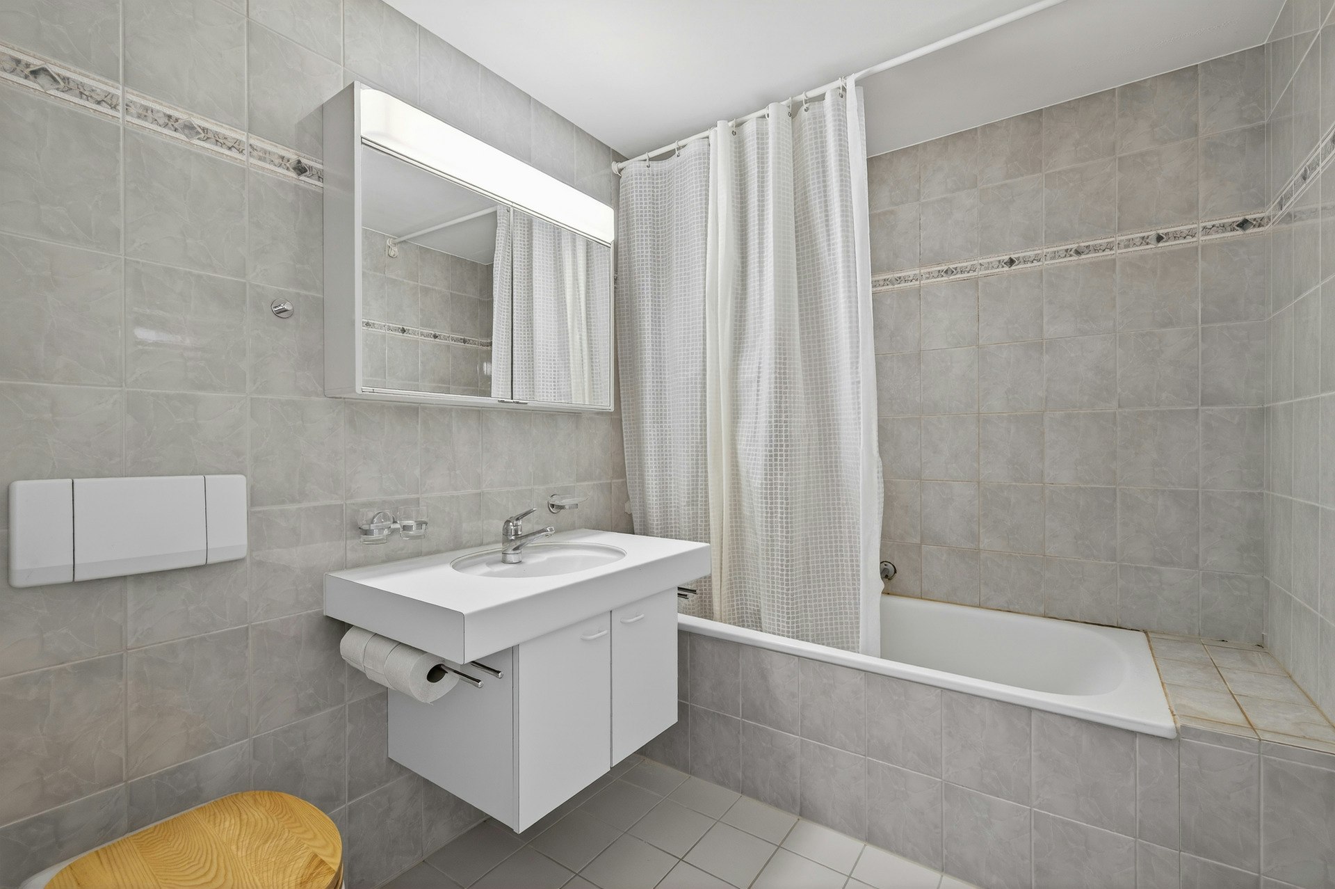 Modernes Badezimmer mit Badewanne und Waschplatz