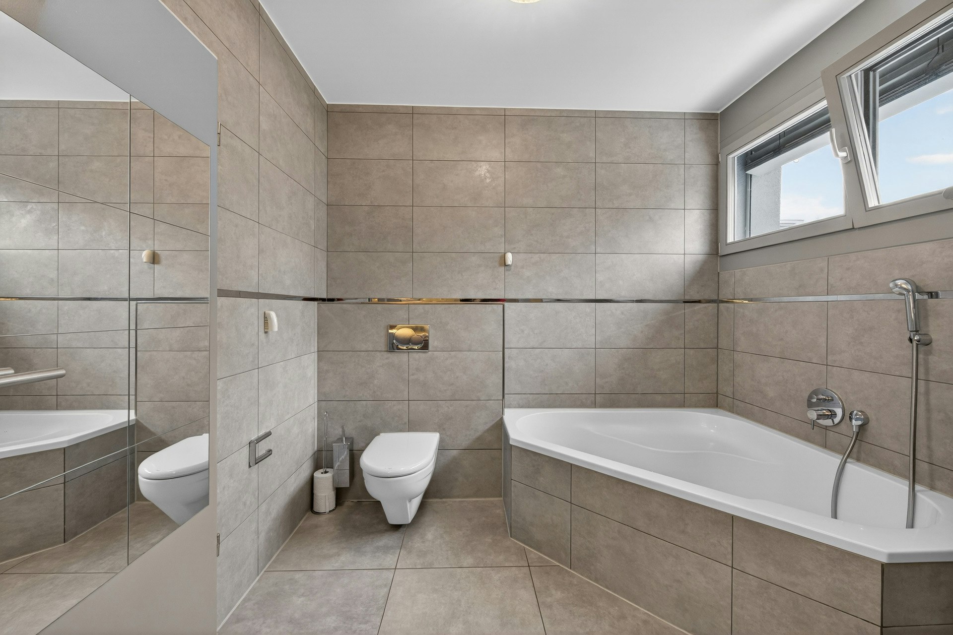Modernes Badezimmer mit Badewanne und WC