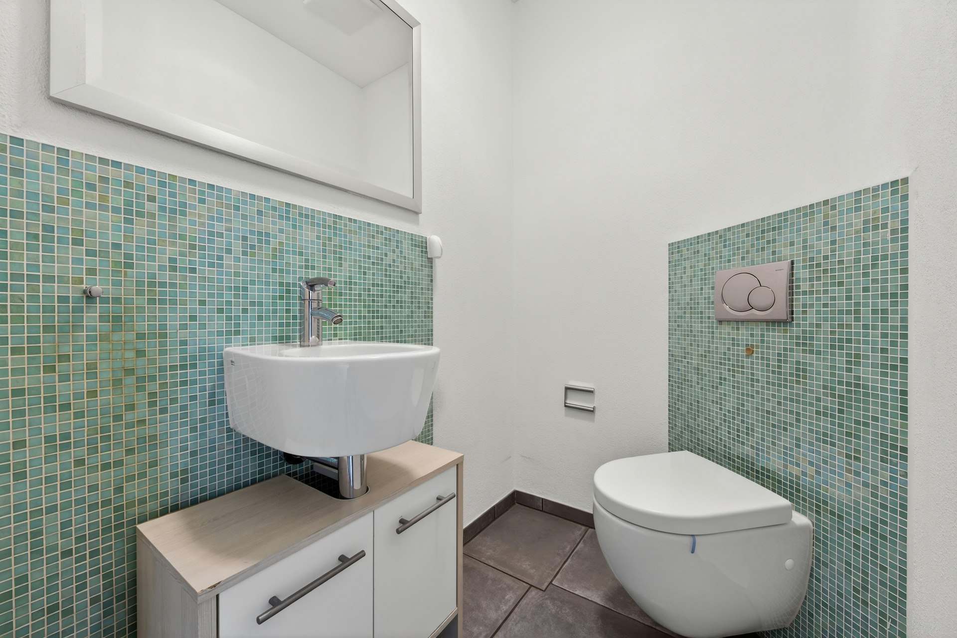 Modernes Gäste-WC mit Mosaikakzenten