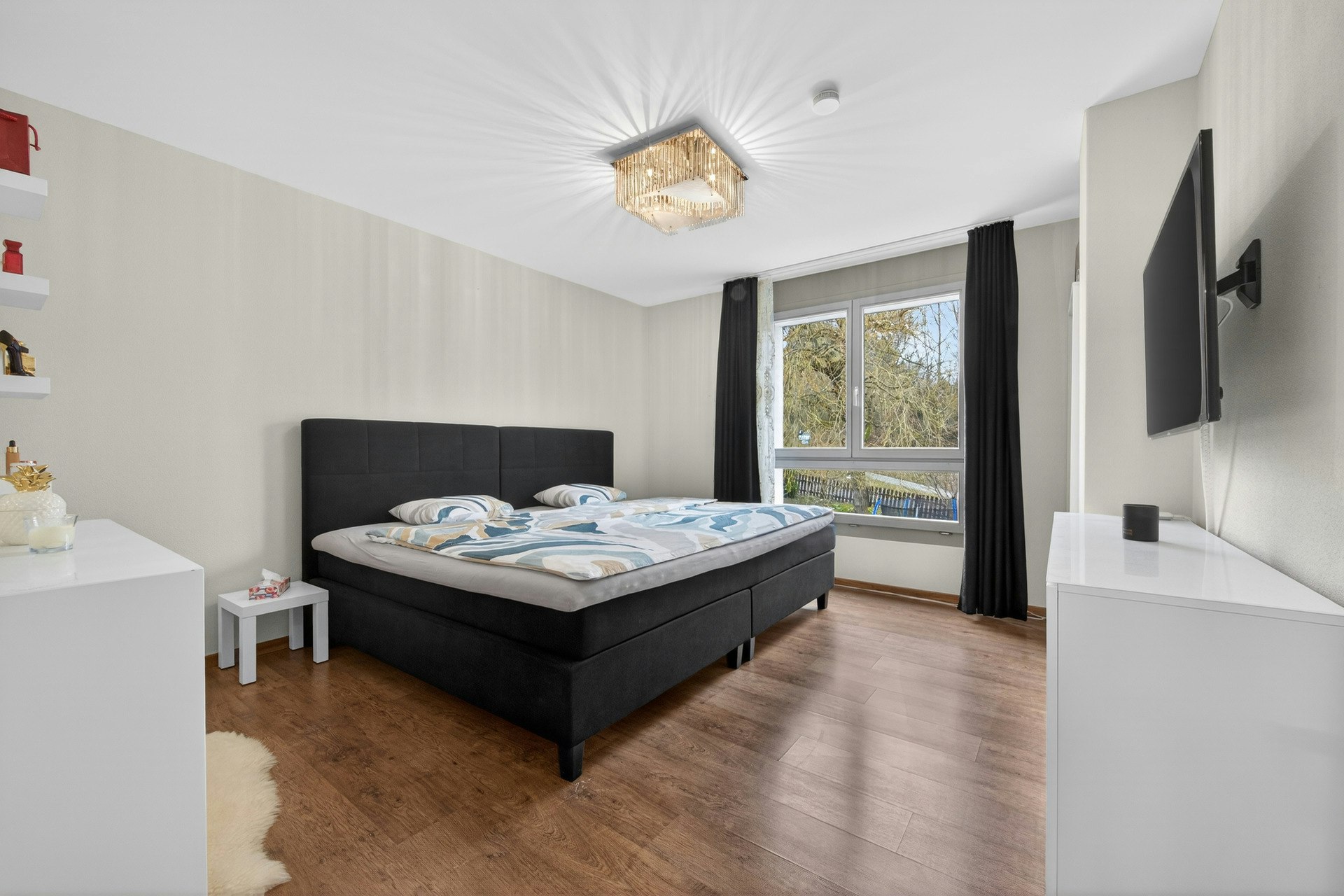 Modernes Schlafzimmer mit großem Bett